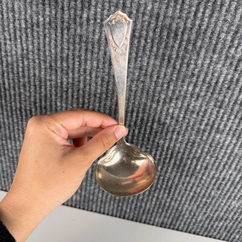 Rogers & Bro Silverplate Gravy Ladle Laurel Wreath Shield Scalloped Bowl 6.5 in‎
